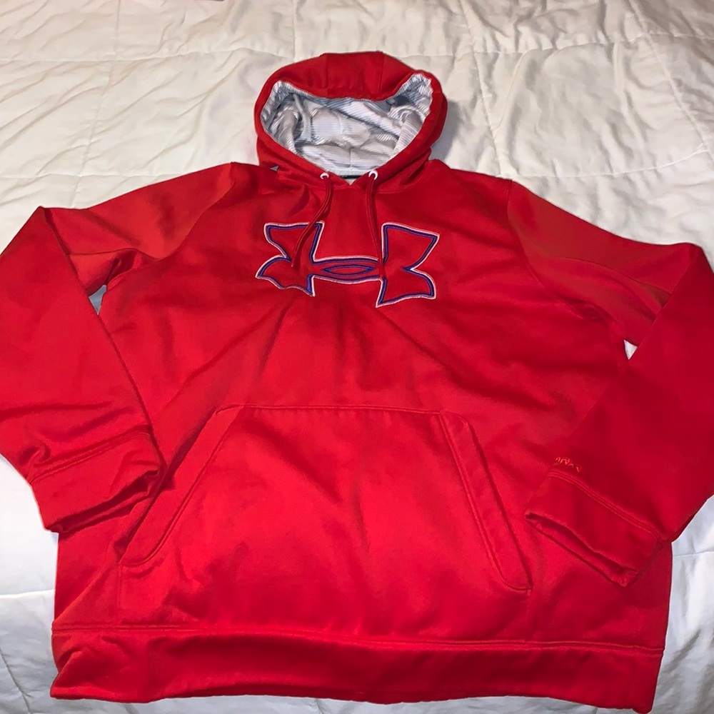 Lightly worn Men’s red Under Armour hoodie with front hoodie pocket.